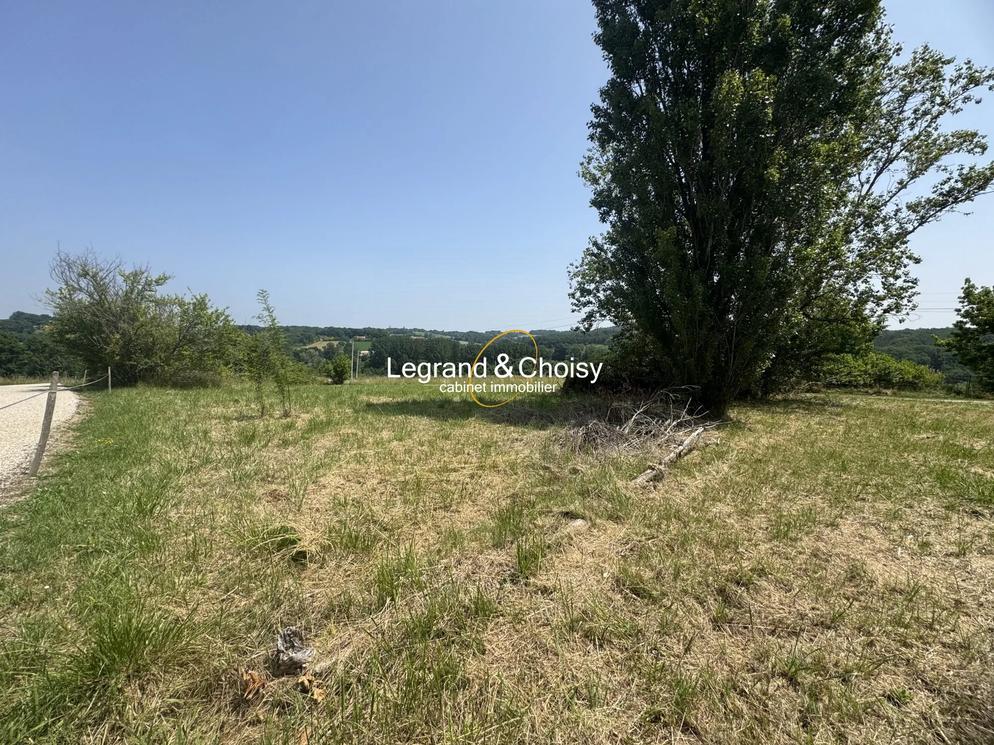 Grande grange mitoyenne à rénover avec jardin à Villeneuve-sur-Lot 