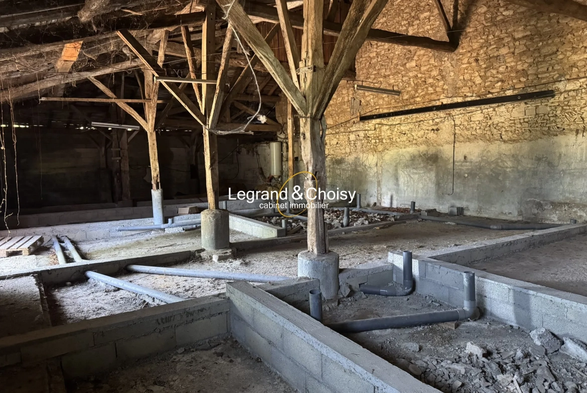 Grande grange mitoyenne à rénover avec jardin à Villeneuve-sur-Lot 