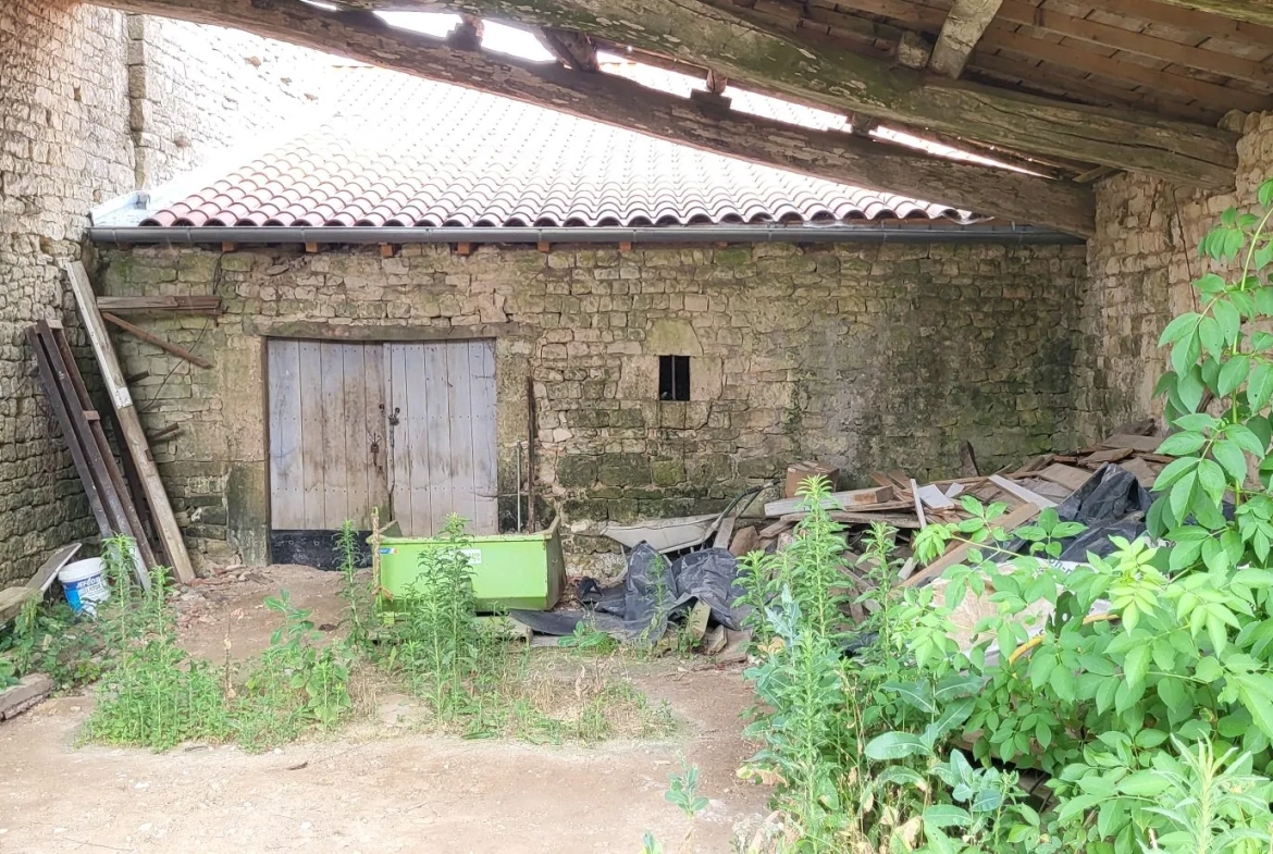 Maison ancienne à rénover à Néré – potentiel de développement 