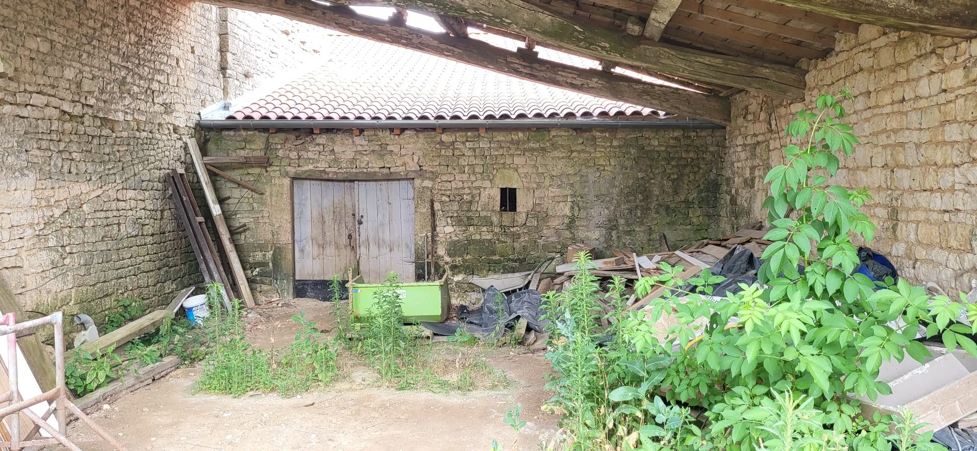 Maison ancienne à rénover à Néré – potentiel de développement 
