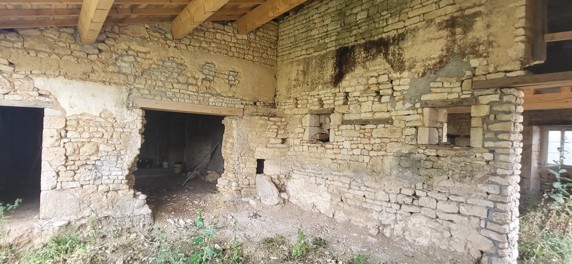 Maison ancienne à rénover à Néré – potentiel de développement 