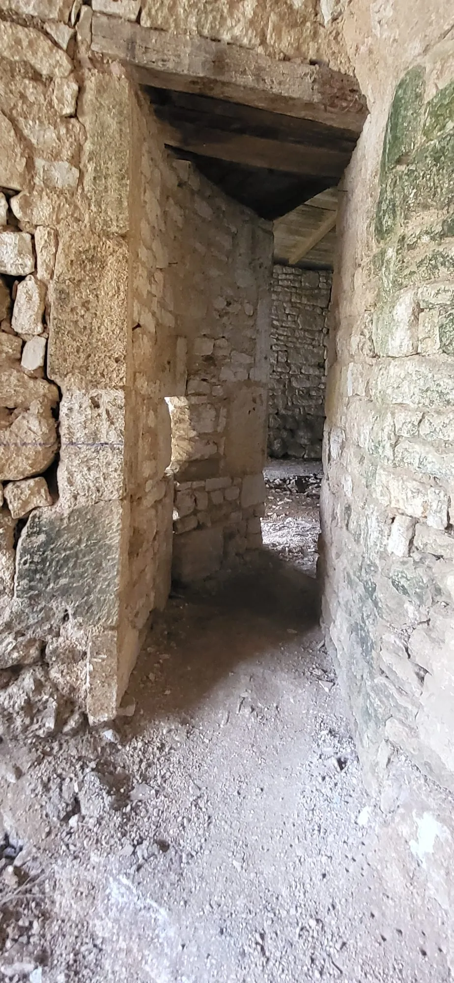 Maison ancienne à rénover à Néré – potentiel de développement 