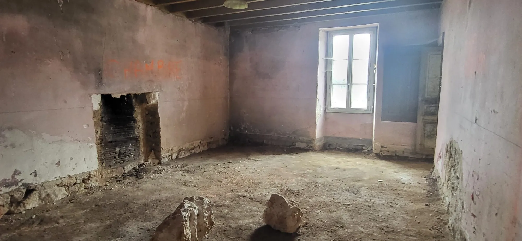 Maison ancienne à rénover à Néré – potentiel de développement 