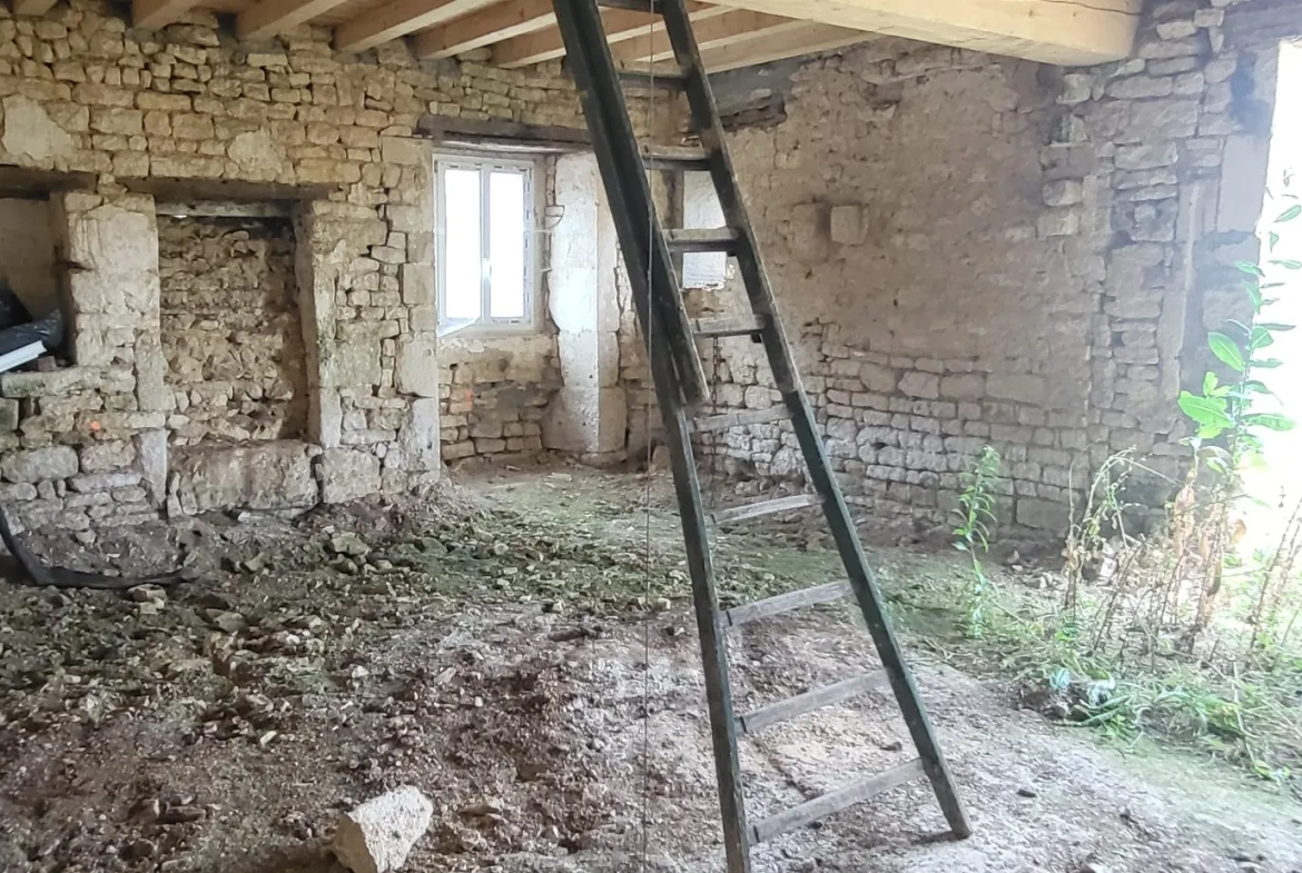 Maison ancienne à rénover à Néré – potentiel de développement 