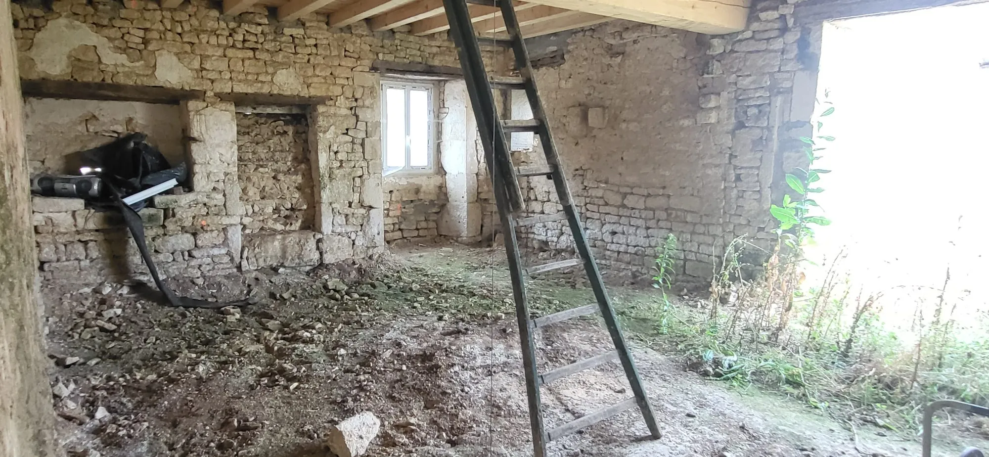 Maison ancienne à rénover à Néré – potentiel de développement 