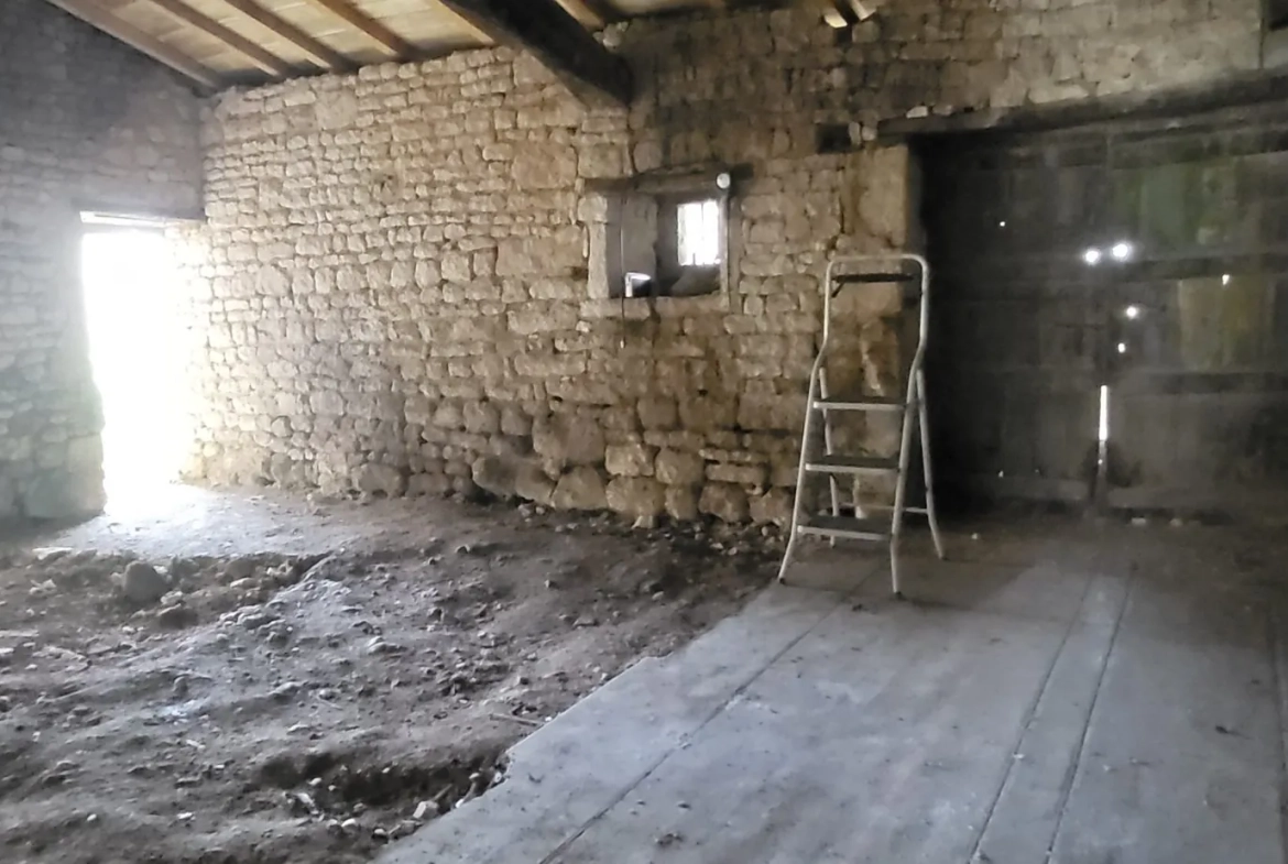 Maison ancienne à rénover à Néré – potentiel de développement 