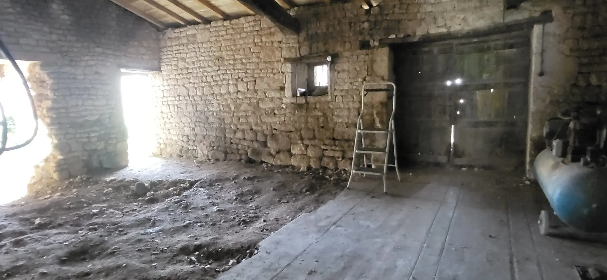 Maison ancienne à rénover à Néré – potentiel de développement 