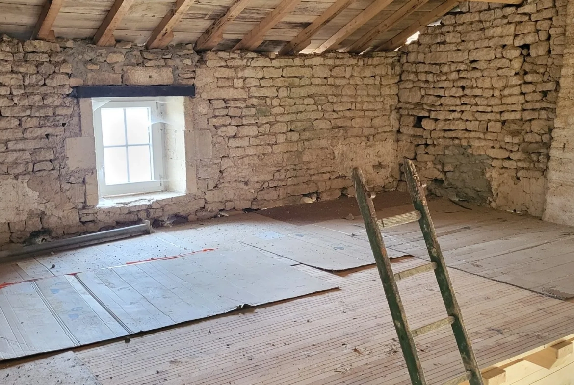 Maison ancienne à rénover à Néré – potentiel de développement 