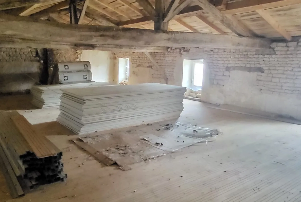 Maison ancienne à rénover à Néré – potentiel de développement 