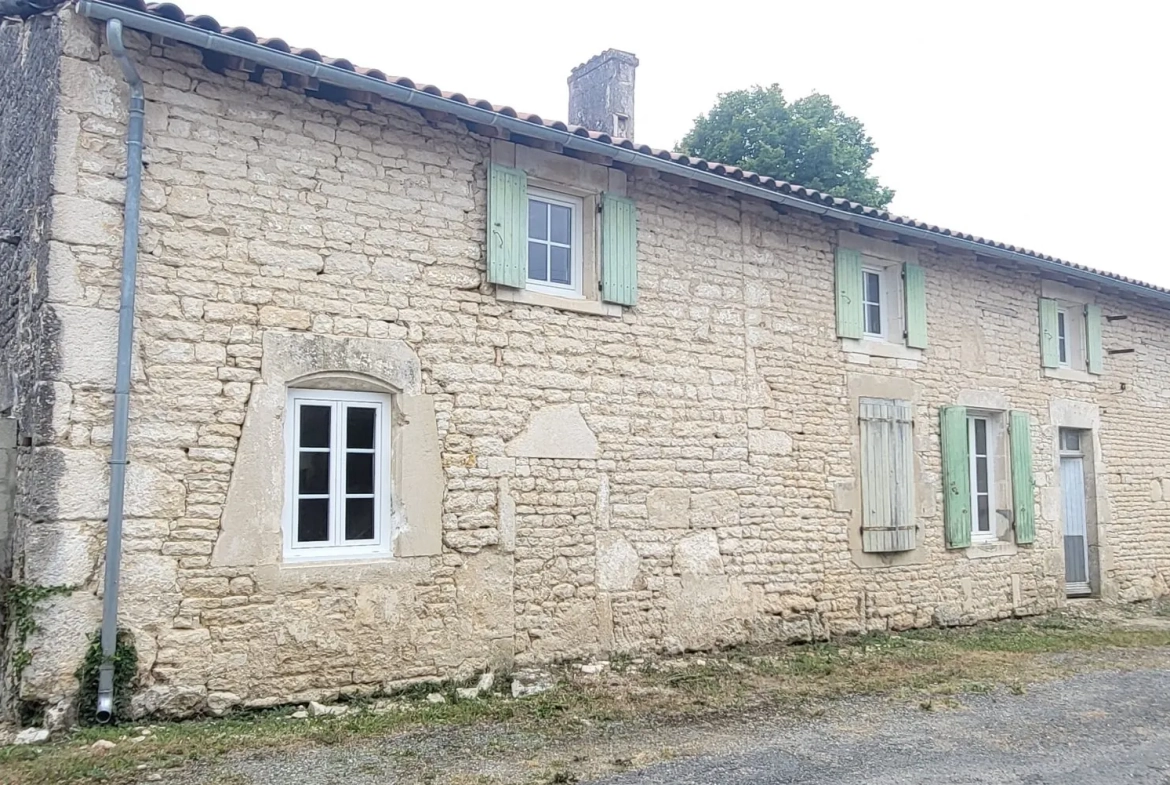 Maison ancienne à rénover à Néré – potentiel de développement 