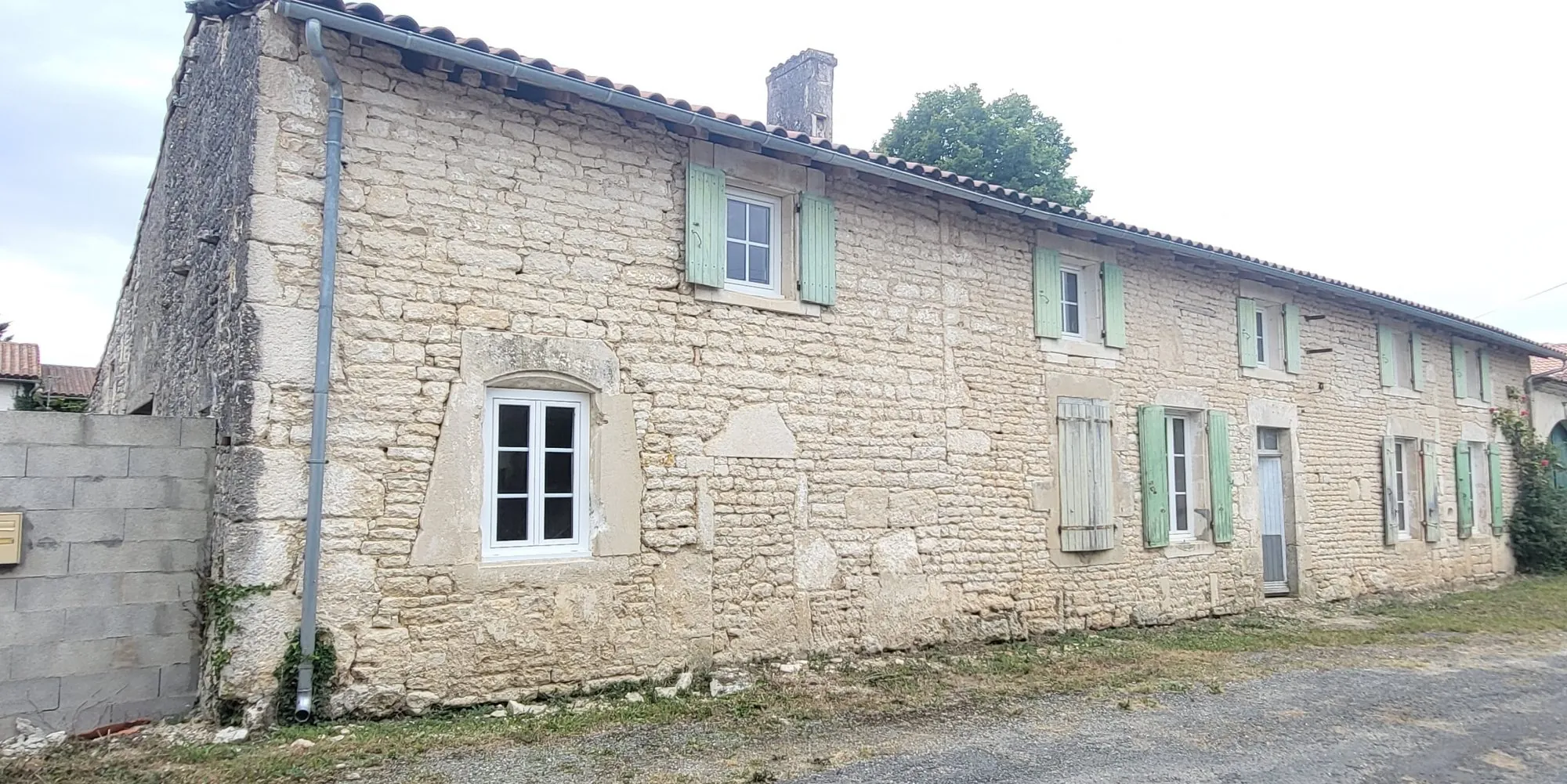 Maison ancienne à rénover à Néré – potentiel de développement 
