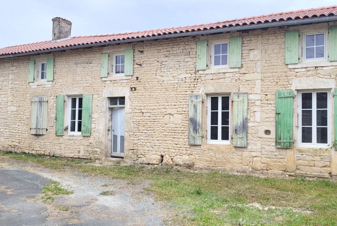 Maison ancienne à rénover à Néré – potentiel de développement 