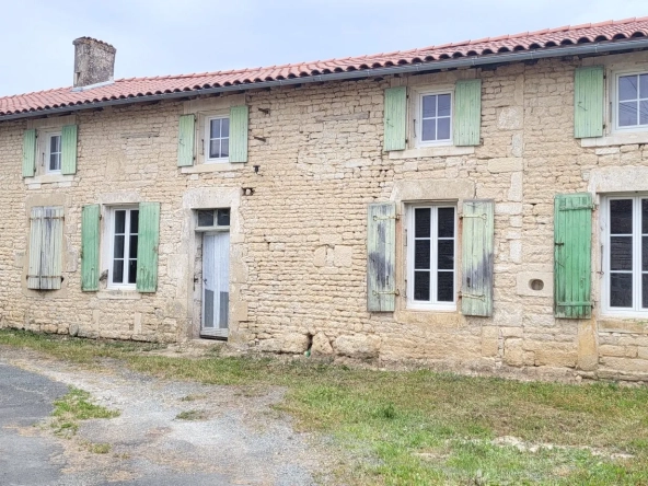 Maison ancienne à rénover à Néré – potentiel de développement