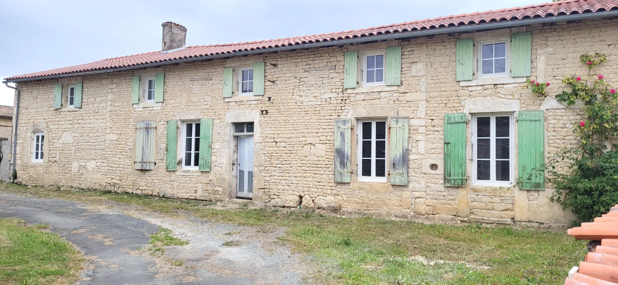 Maison ancienne à rénover à Néré – potentiel de développement 