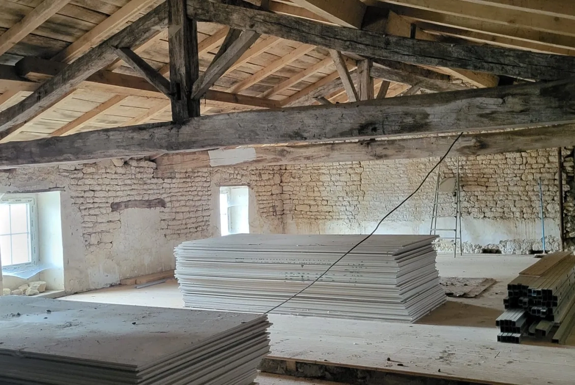 Maison ancienne à rénover à Néré – potentiel de développement 