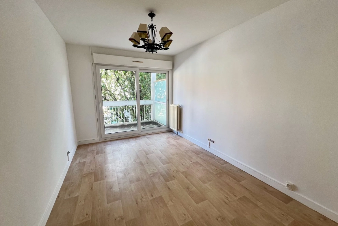 Appartement T3 à vendre à Saint-Genest-Lerpt avec terrasse et garage 