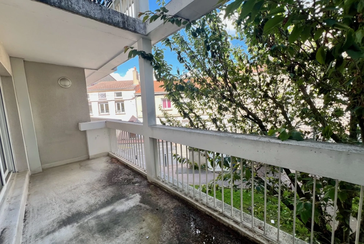 Appartement T3 à vendre à Saint-Genest-Lerpt avec terrasse et garage 