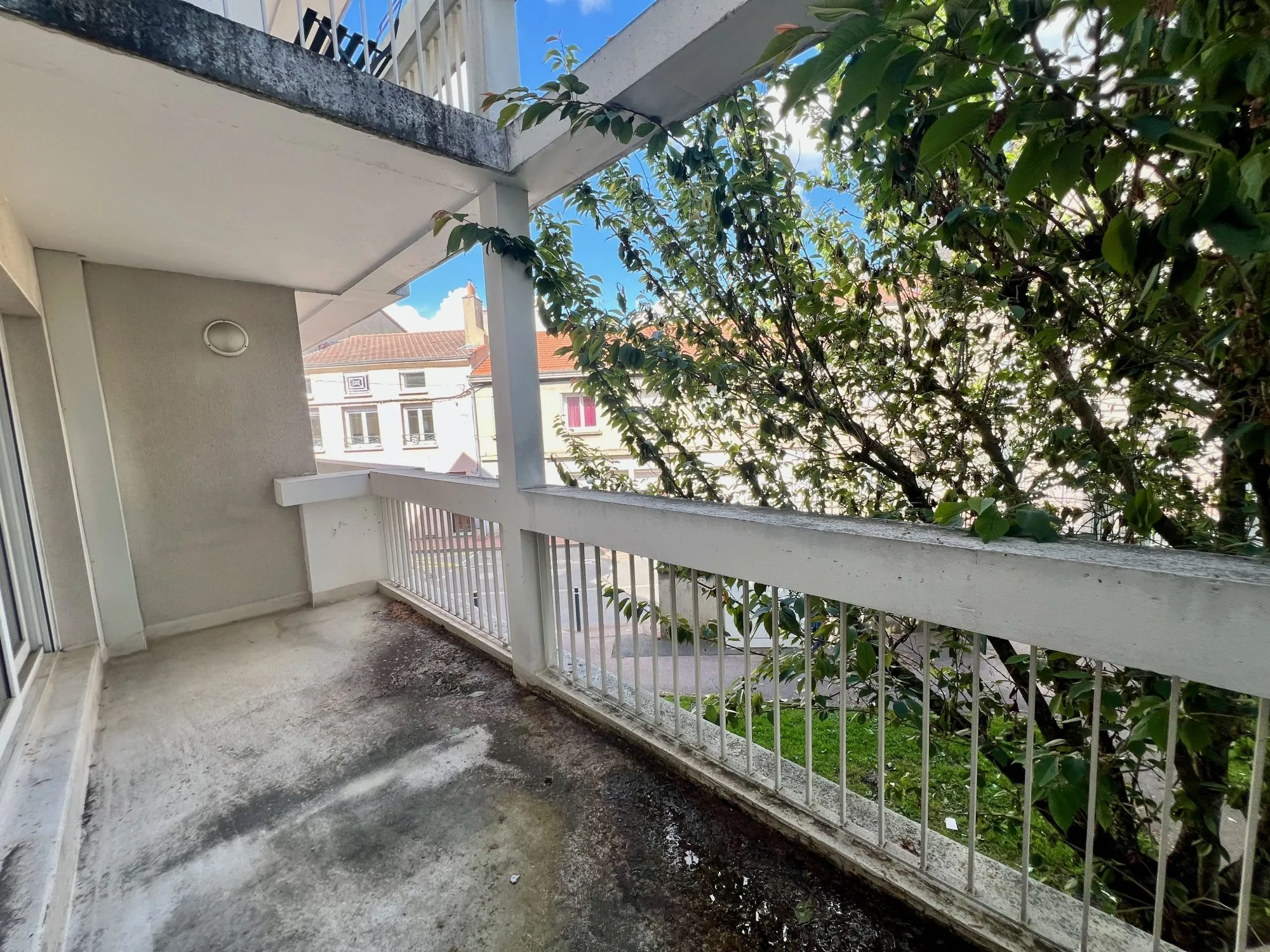 Appartement T3 à vendre à Saint-Genest-Lerpt avec terrasse et garage 