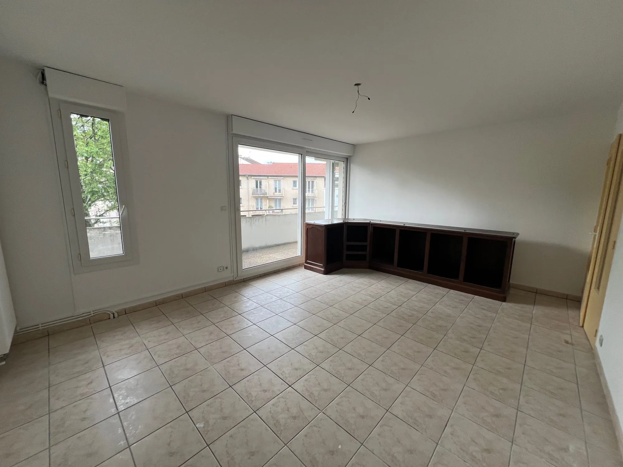 Appartement T3 à vendre à Saint-Genest-Lerpt avec terrasse et garage 