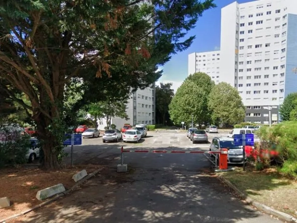 Parking aérien sécurisé à Nantes Pirmil - Emplacement idéal proche des transports