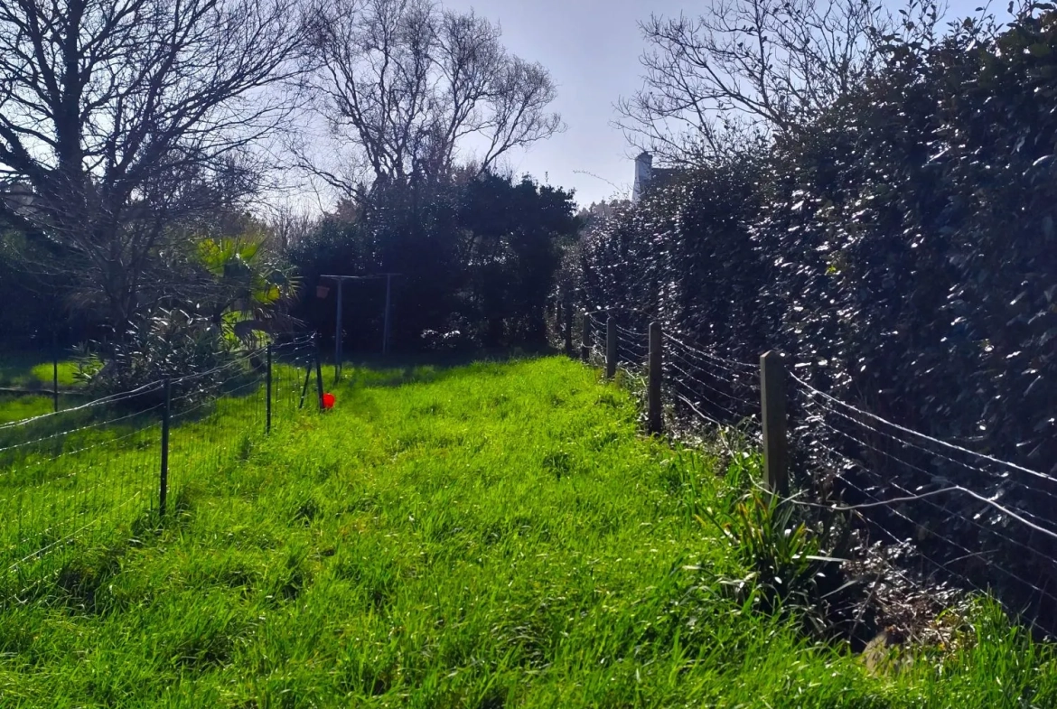 Terrain constructible de 555 m² avec cabanon à Groix dans le Morbihan 
