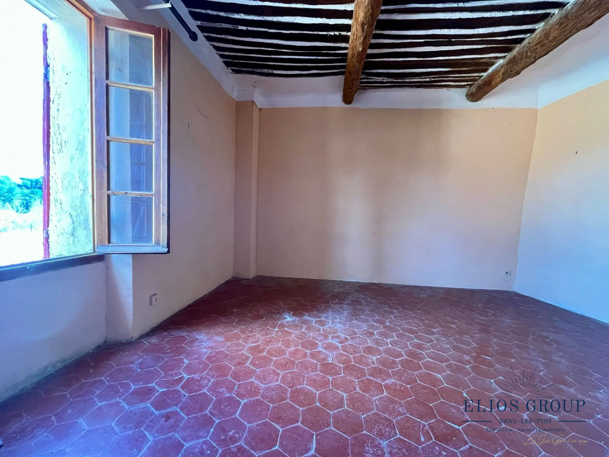 Bastide à rénover avec terrasse et cave à Jouques, idéal investisseur 