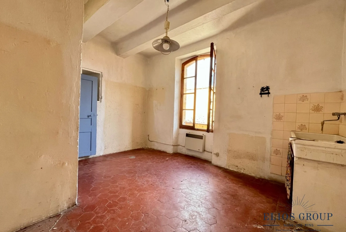 Bastide à rénover avec terrasse et cave à Jouques, idéal investisseur 