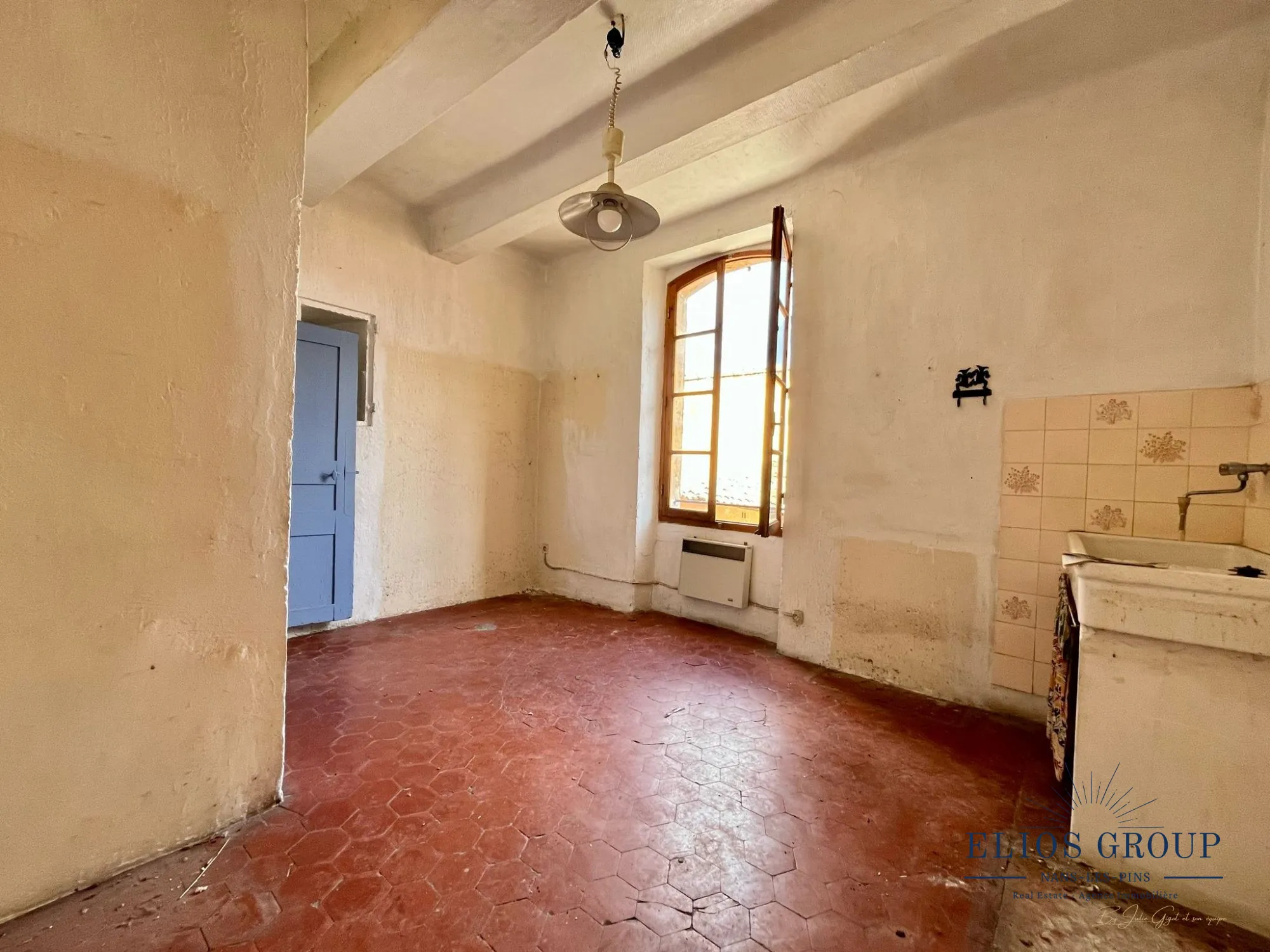 Bastide à rénover avec terrasse et cave à Jouques, idéal investisseur 