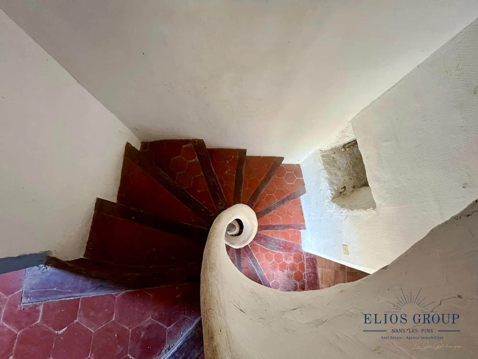 Bastide à rénover avec terrasse et cave à Jouques, idéal investisseur 