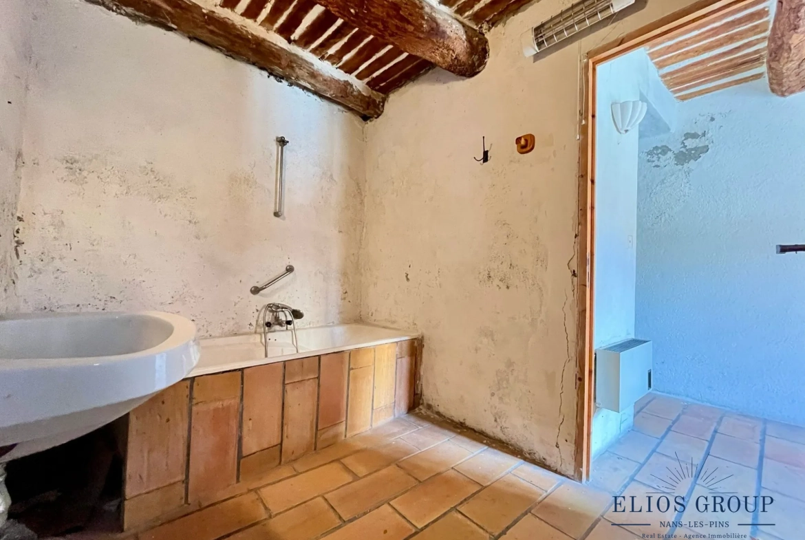 Bastide à rénover avec terrasse et cave à Jouques, idéal investisseur 