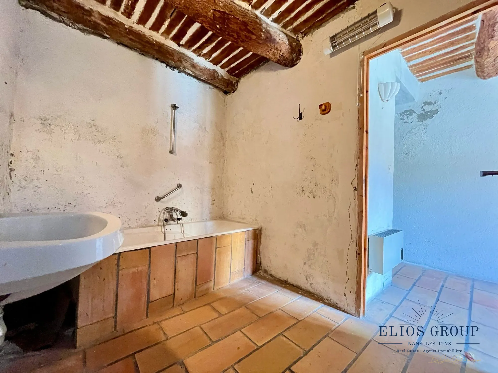 Bastide à rénover avec terrasse et cave à Jouques, idéal investisseur 
