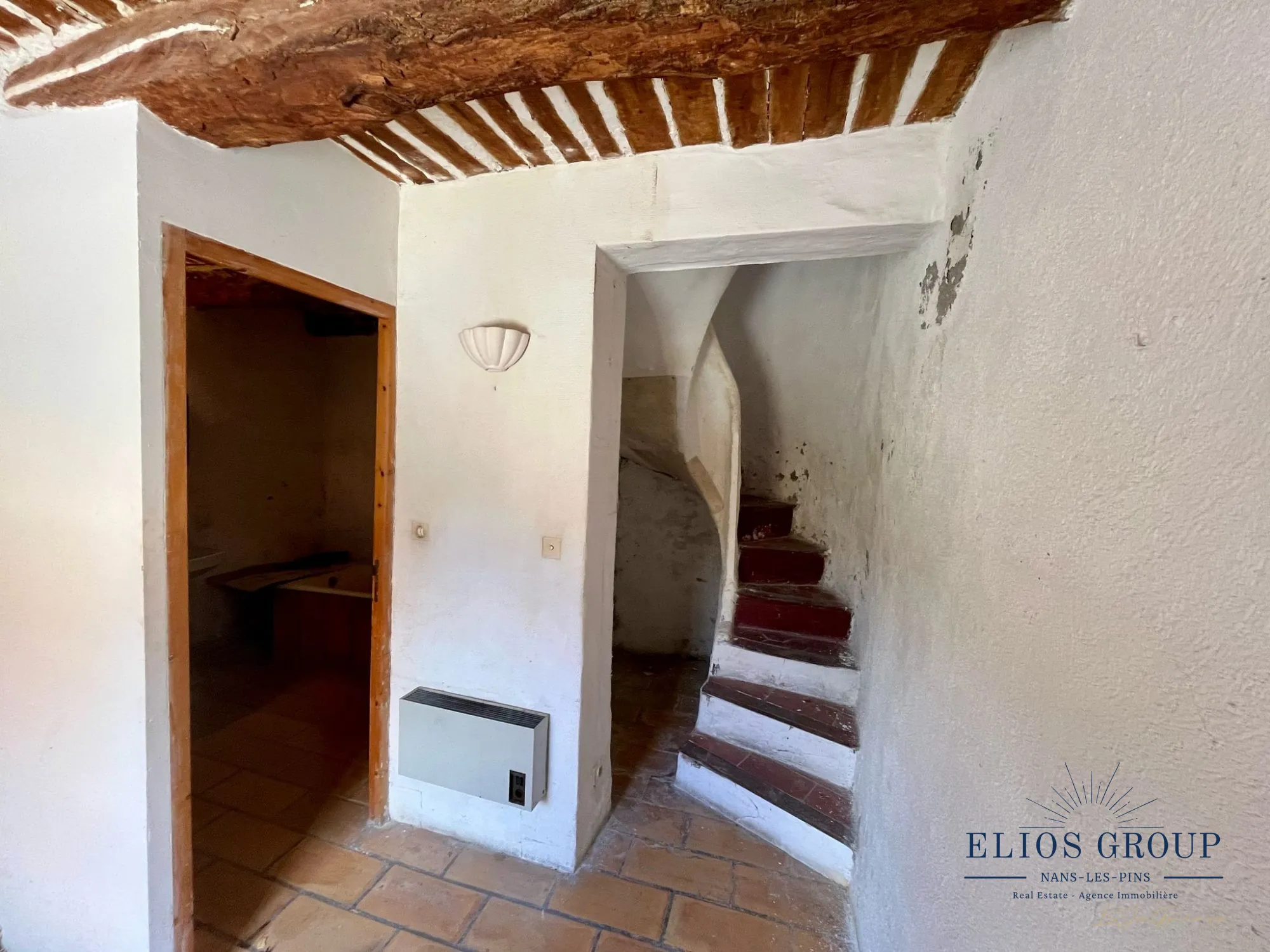 Bastide à rénover avec terrasse et cave à Jouques, idéal investisseur 