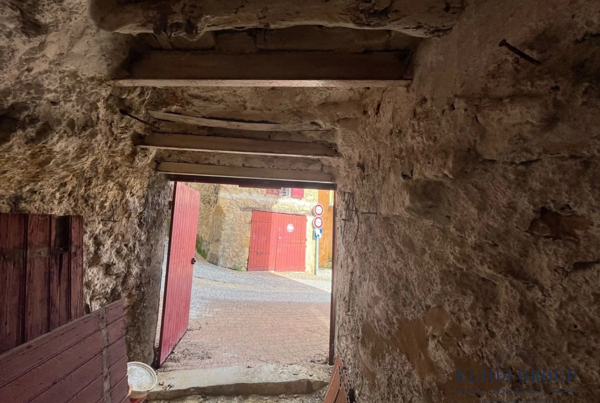 Bastide à rénover avec terrasse et cave à Jouques, idéal investisseur 