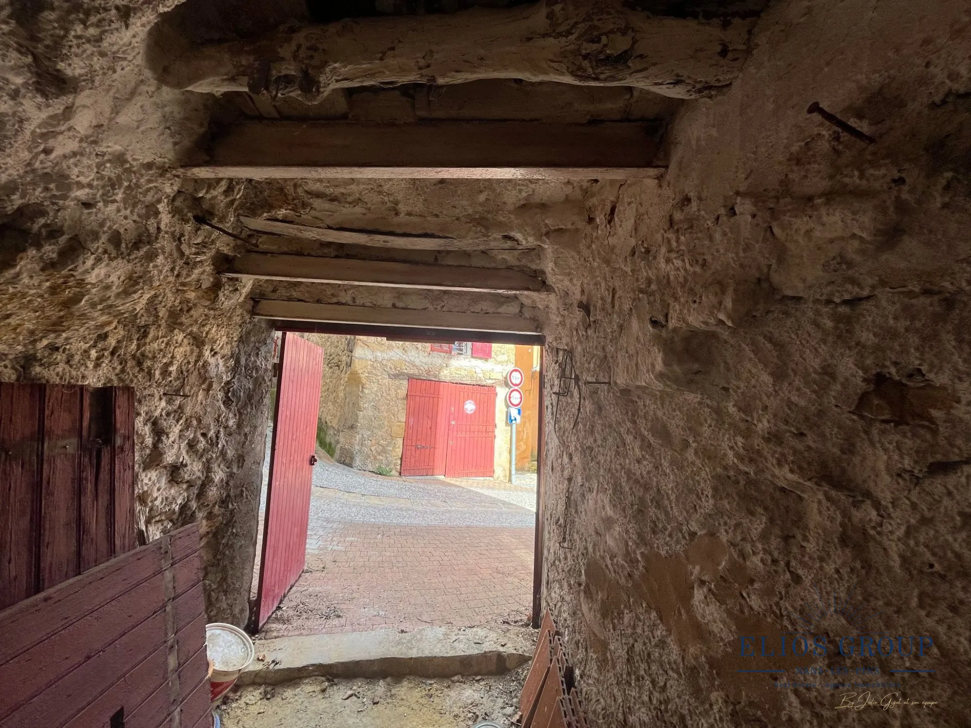 Bastide à rénover avec terrasse et cave à Jouques, idéal investisseur 