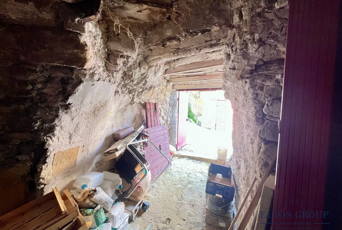 Bastide à rénover avec terrasse et cave à Jouques, idéal investisseur 