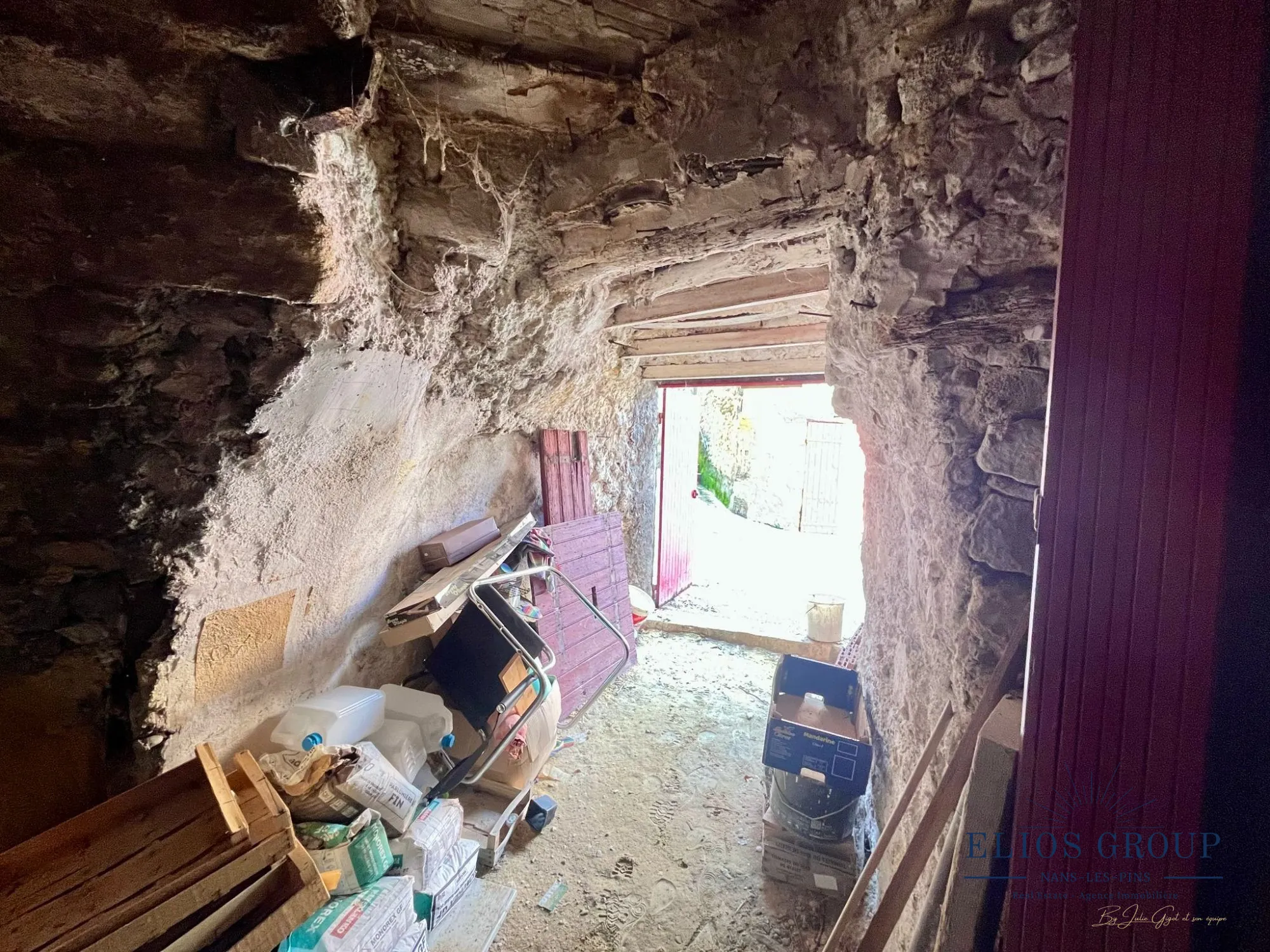 Bastide à rénover avec terrasse et cave à Jouques, idéal investisseur 