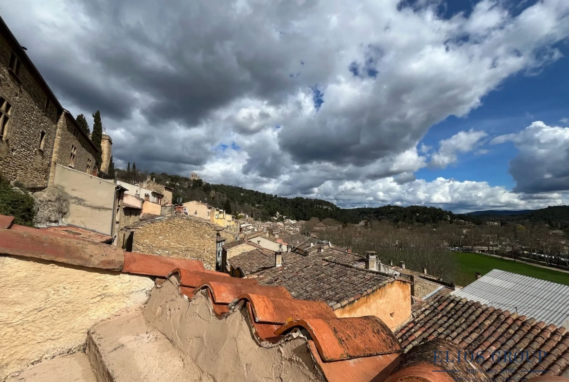 Bastide à rénover avec terrasse et cave à Jouques, idéal investisseur 