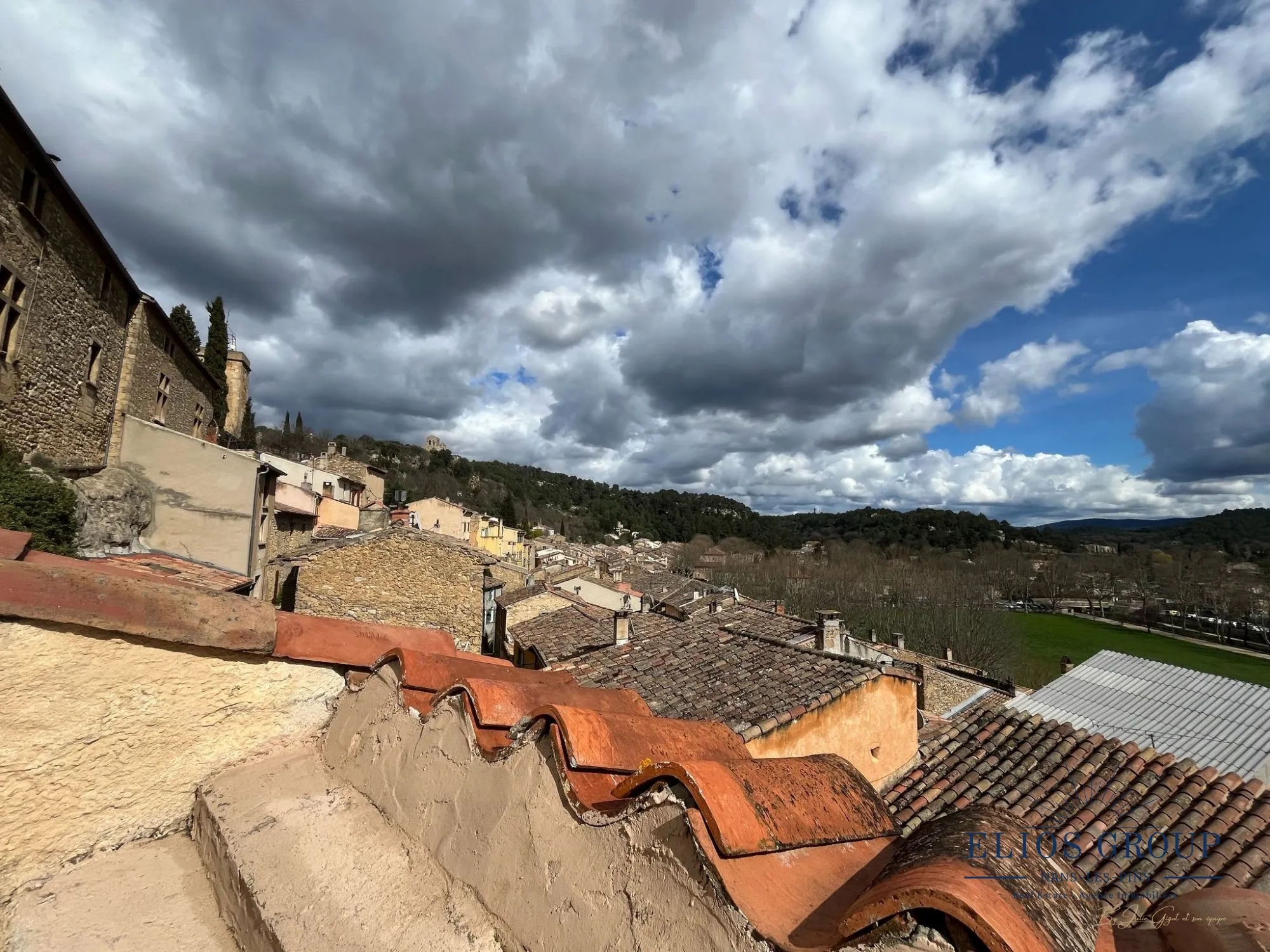 Bastide à rénover avec terrasse et cave à Jouques, idéal investisseur 