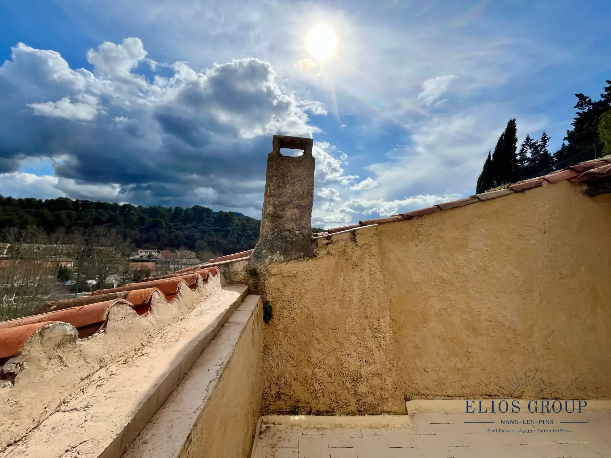 Bastide à rénover avec terrasse et cave à Jouques, idéal investisseur 