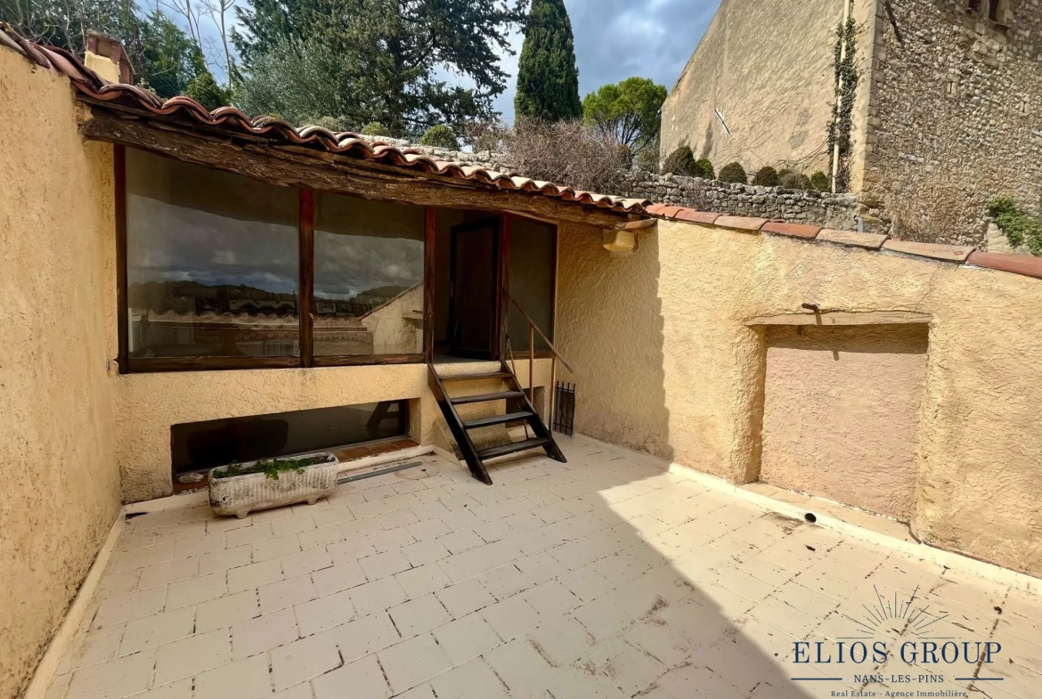 Bastide à rénover avec terrasse et cave à Jouques, idéal investisseur 