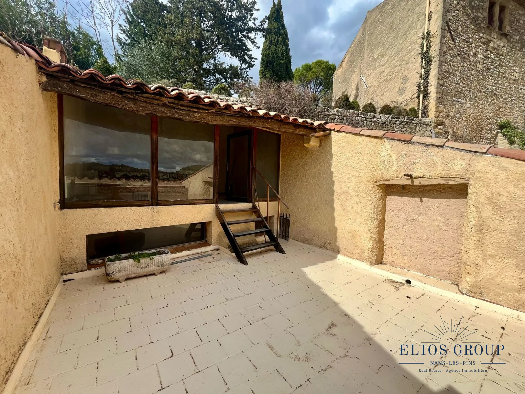 Bastide à rénover avec terrasse et cave à Jouques, idéal investisseur 