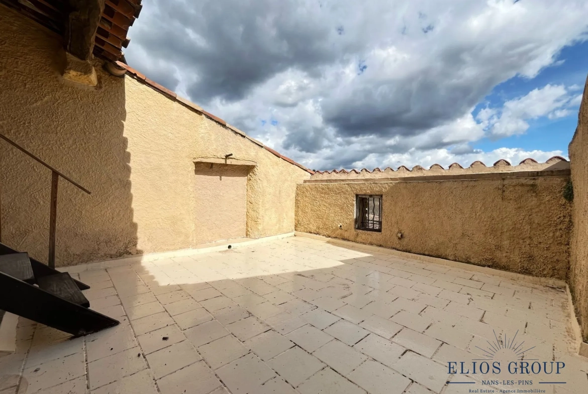 Bastide à rénover avec terrasse et cave à Jouques, idéal investisseur 