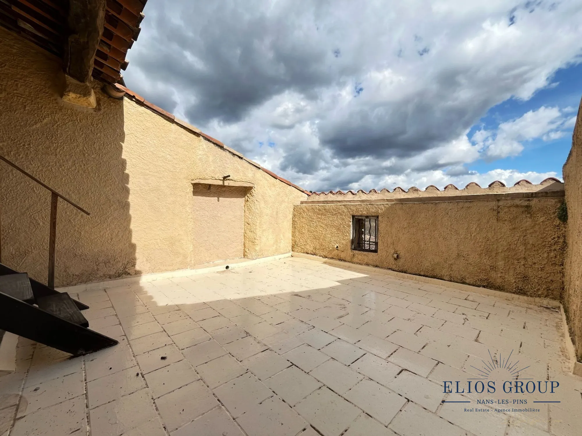 Bastide à rénover avec terrasse et cave à Jouques, idéal investisseur 