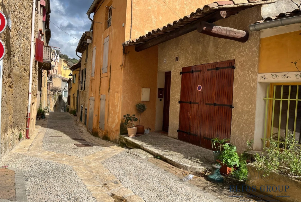 Bastide à rénover avec terrasse et cave à Jouques, idéal investisseur 