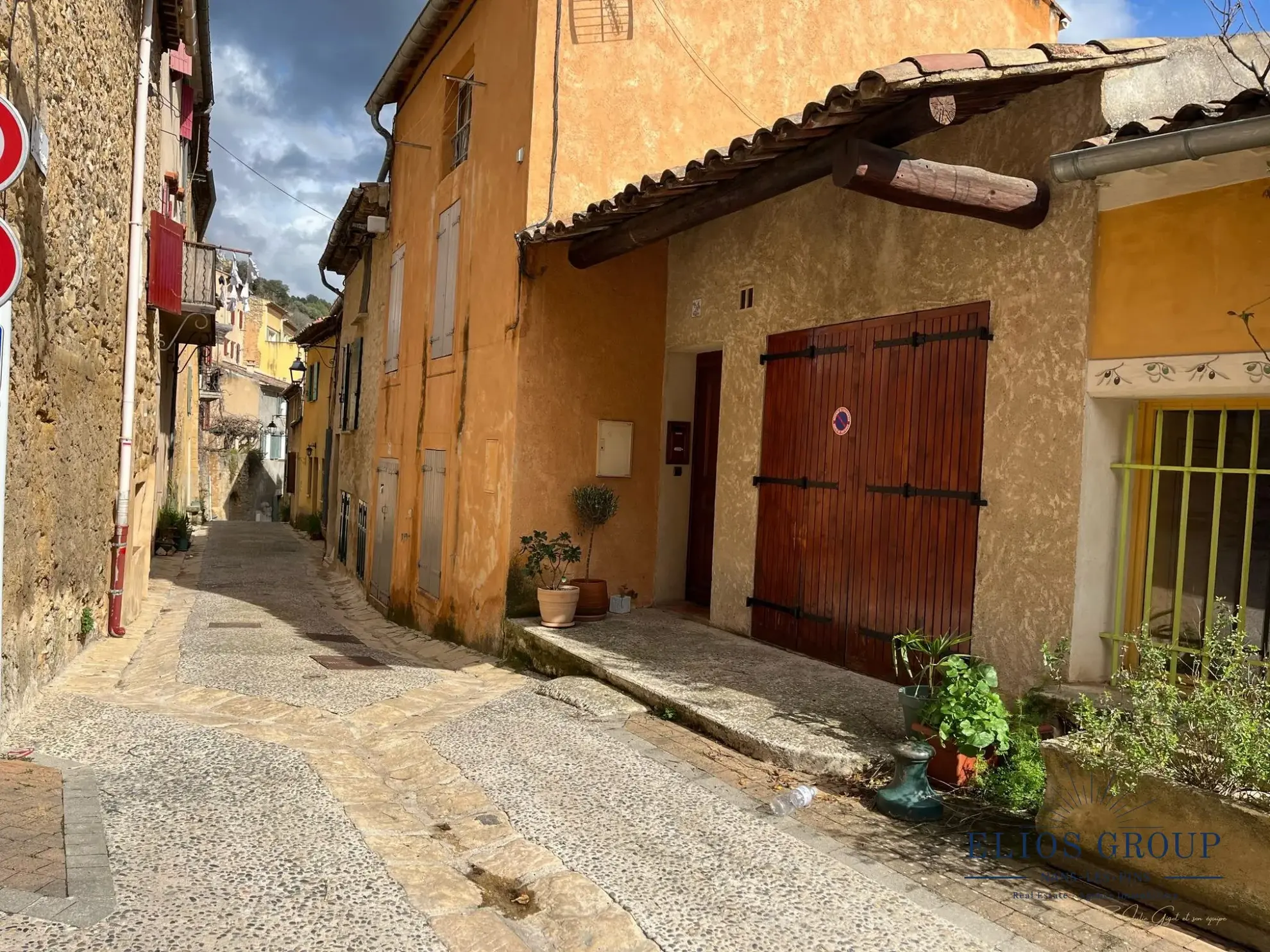 Bastide à rénover avec terrasse et cave à Jouques, idéal investisseur 