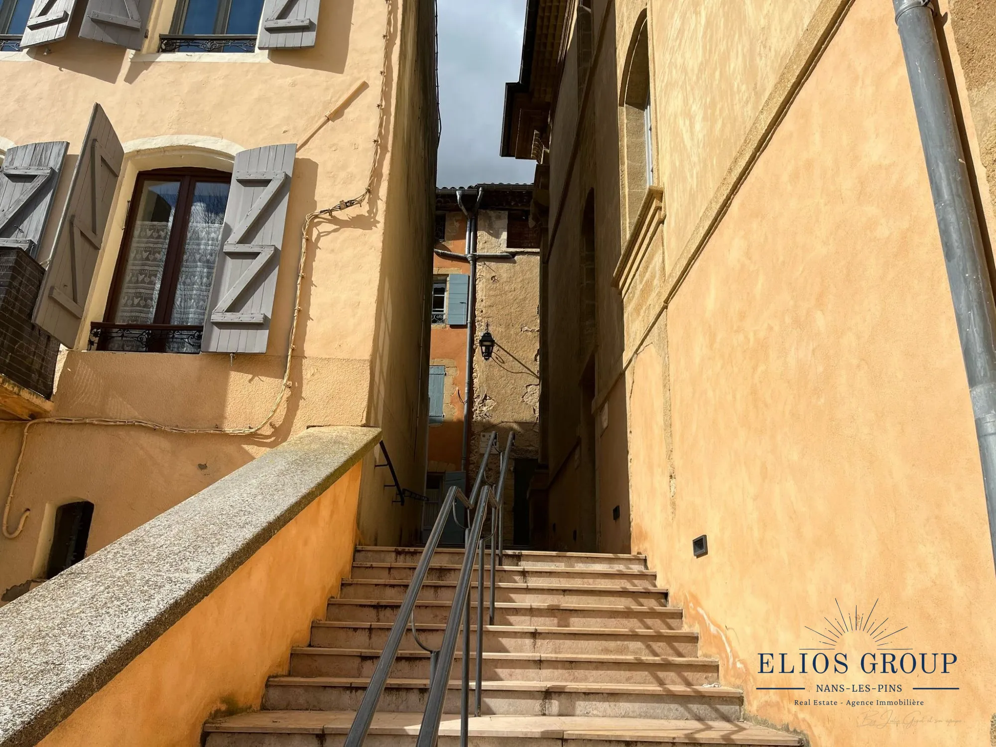 Bastide à rénover avec terrasse et cave à Jouques, idéal investisseur 