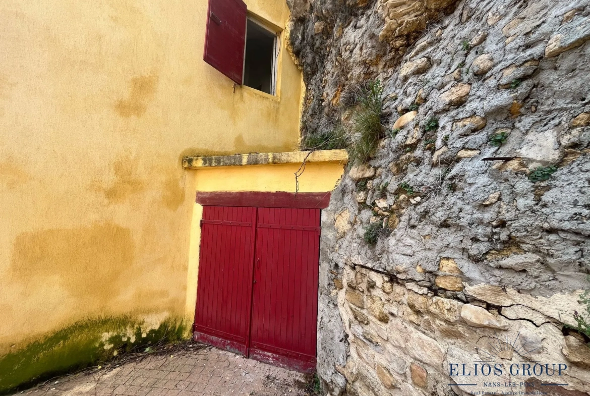Bastide à rénover avec terrasse et cave à Jouques, idéal investisseur 