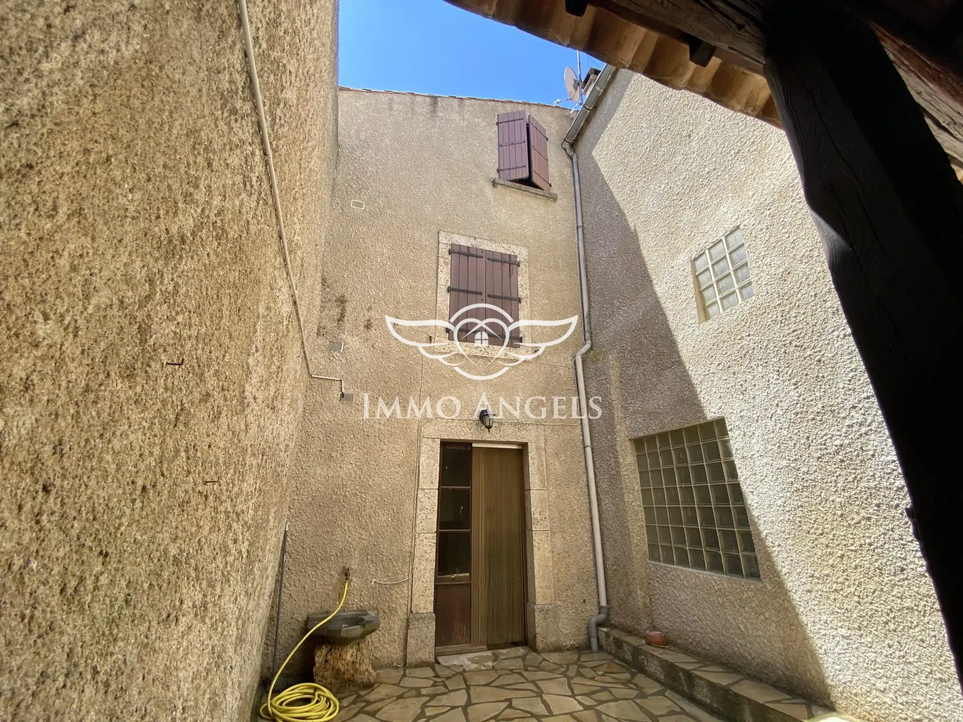 Charmante maison de village avec cour et grange à Lagrasse 