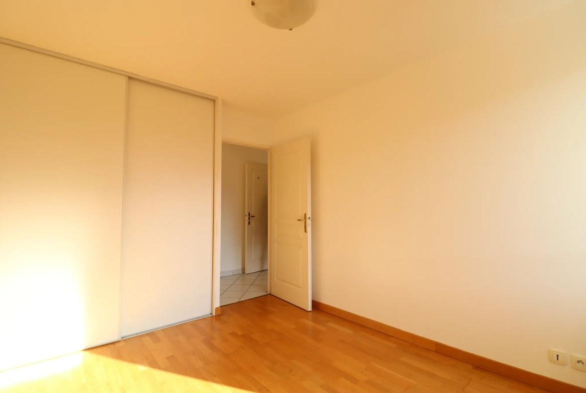 Appartement T3 lumineux avec terrasse et parking à Échirolles Franche-Verte 