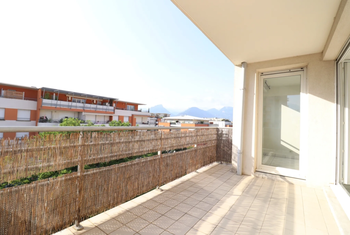 Appartement T3 lumineux avec terrasse et parking à Échirolles Franche-Verte 